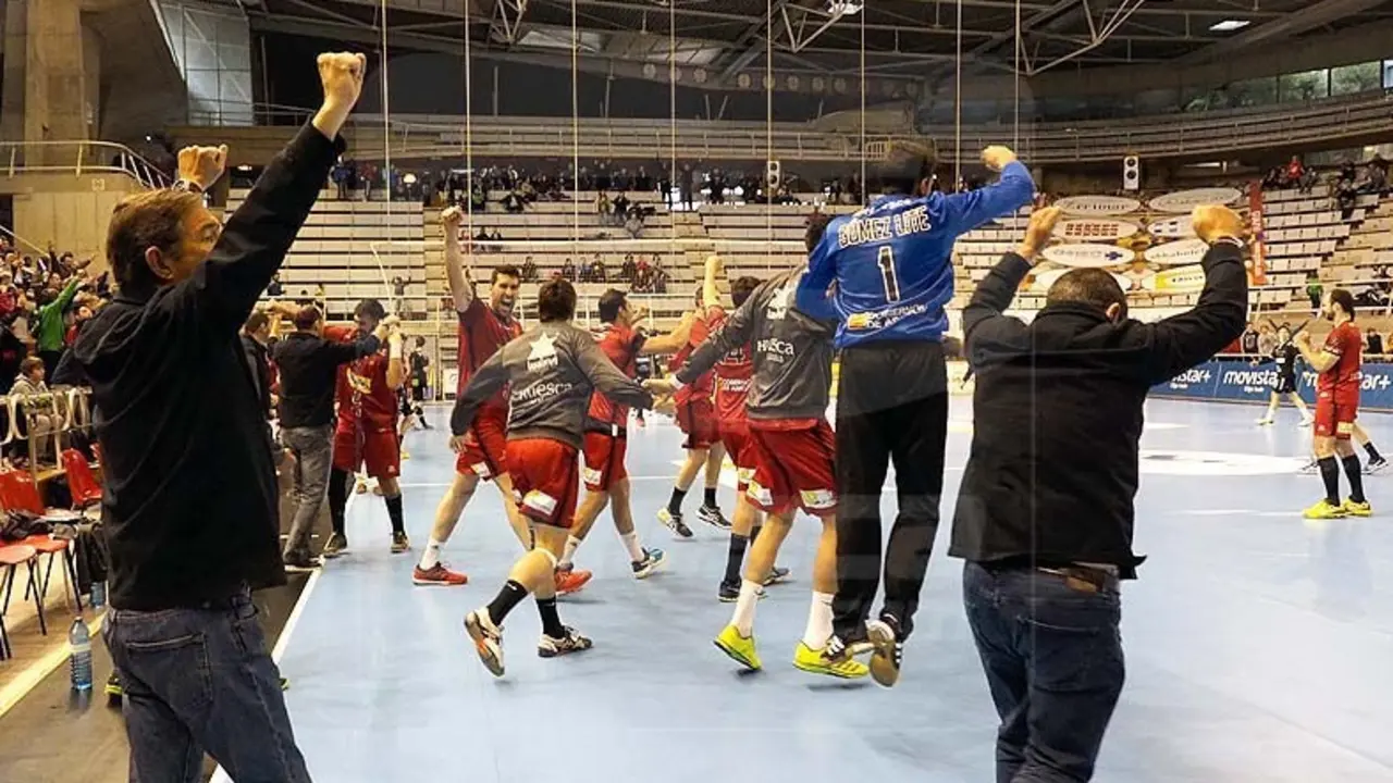 J&uacute;bilo del cuerpo t&eacute;cnico del Bada y jugadores tras certificar la victoria ante Le&oacute;n en la pasada campa&ntilde;a en el Palacio. Foto: C. Pascual