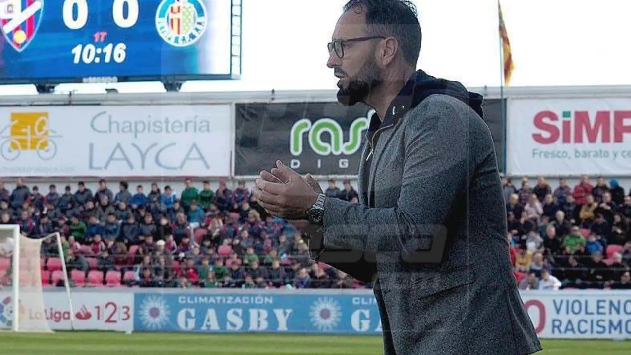 El preparador del conjunto azul&oacute;n sabe de la dificultad del partido de El Alcoraz | Foto: C.Pascual