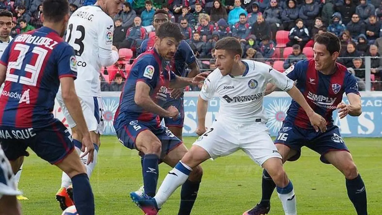 Aguilera fue uno de los jugadores m&aacute;s destacdos en un Huesca muy serio en todas las parcelas / Foto: C.Pascual