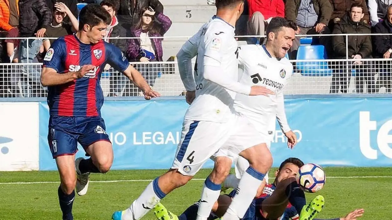 Melero agradec&iacute;a el apoyo de la afici&oacute;n azulgrana en El Alcoraz | Foto: C.Pascual
