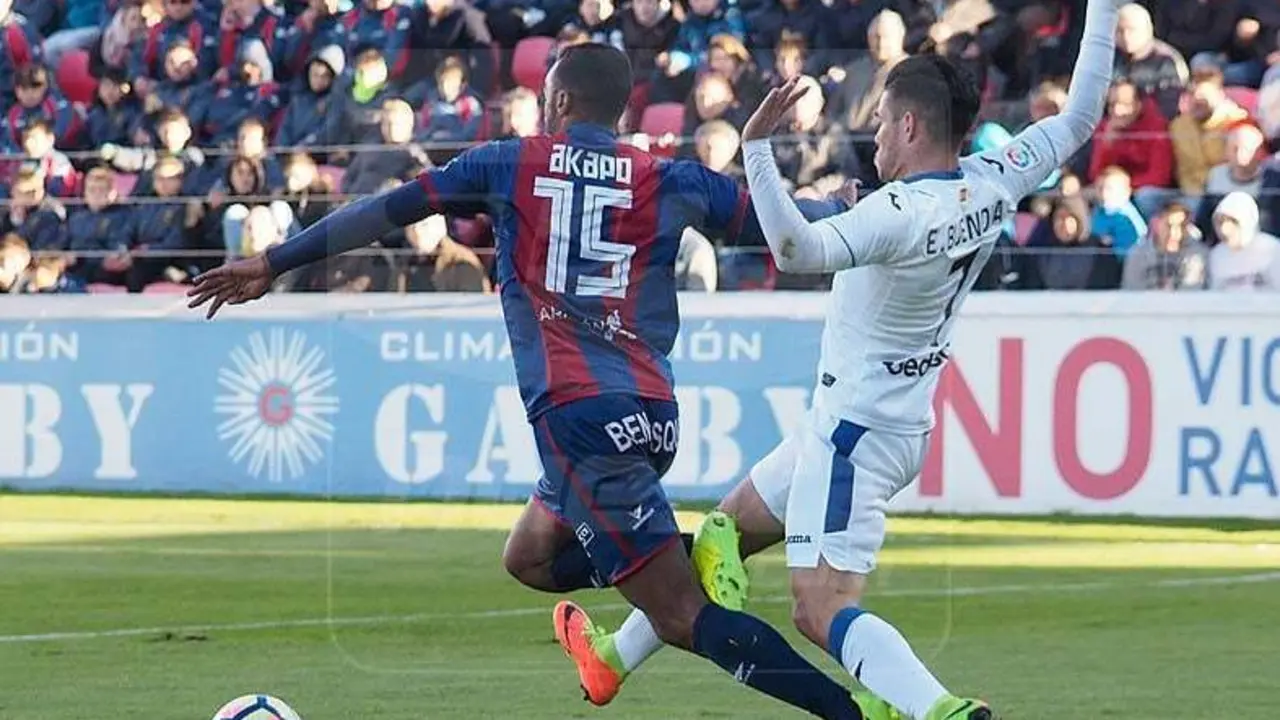 El lateral azulgrana ser&aacute; baja para el pr&oacute;ximo encuentro por sanci&oacute;n | Foto: C.Pascual