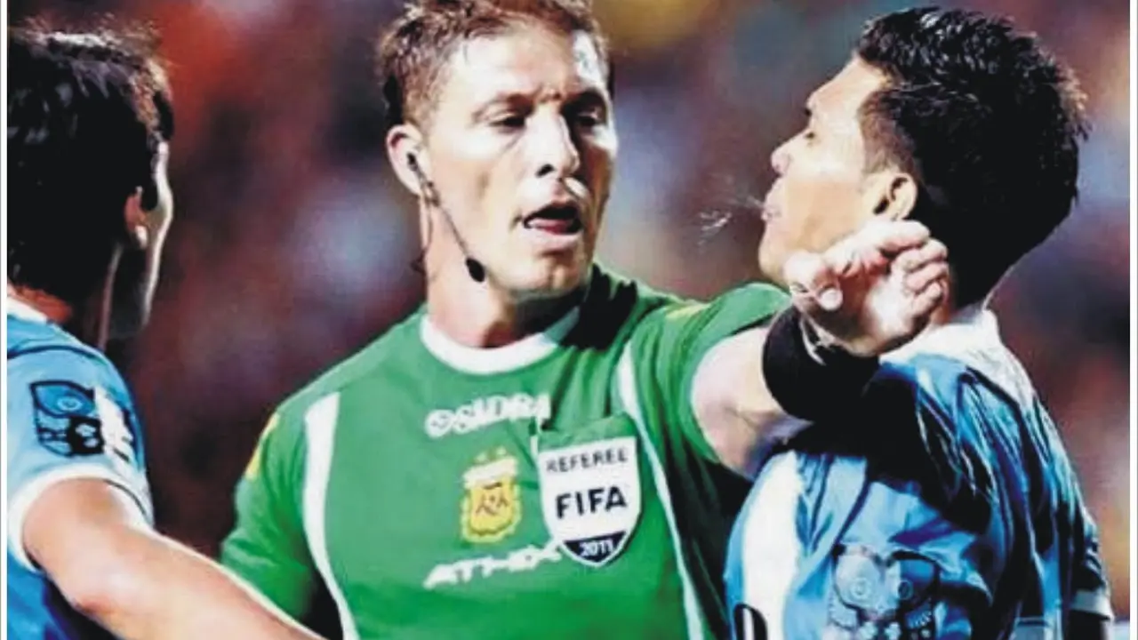 Un jugador escupe en la cara al &aacute;rbitro | Foto: taringa.net