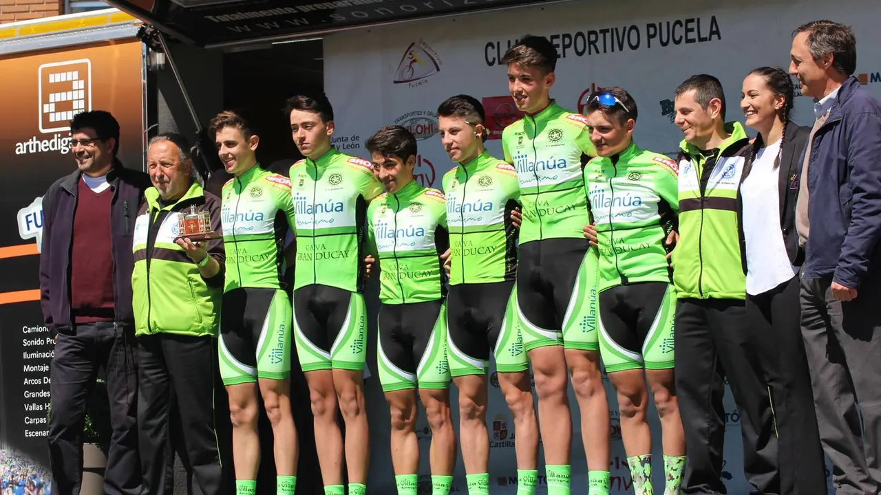 Imagen del equipo ciclista Turismo Villan&uacute;a en el p&oacute;dium. Foto: G. T.