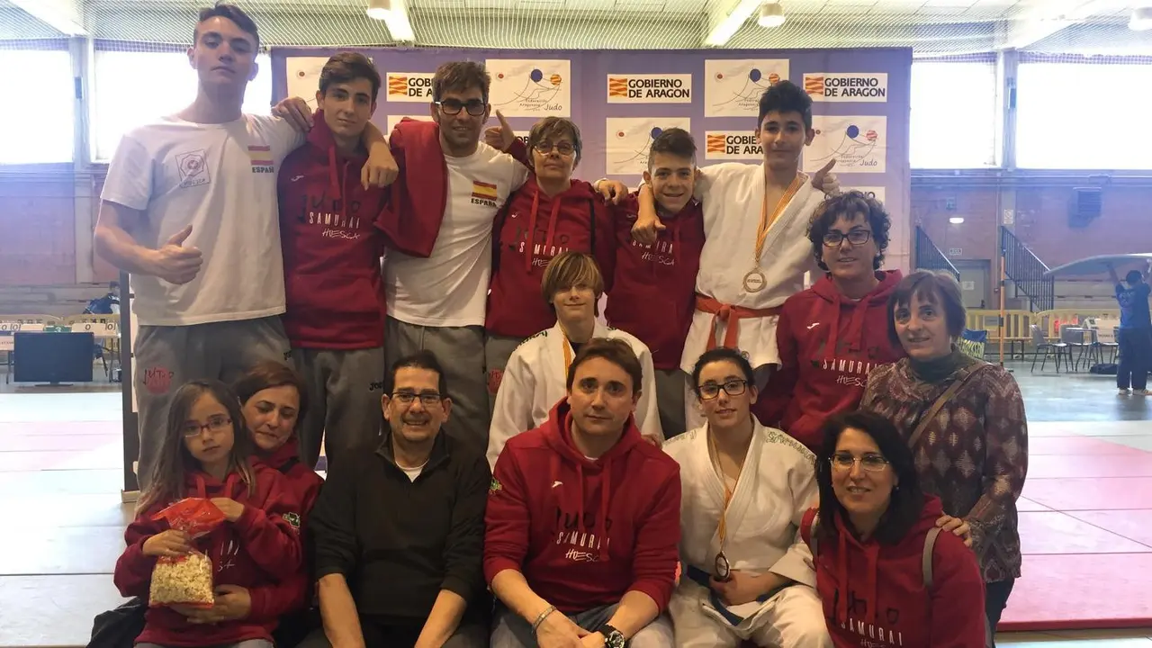 Foto de parte de la familia de la Escuela Samurai de Judo. 