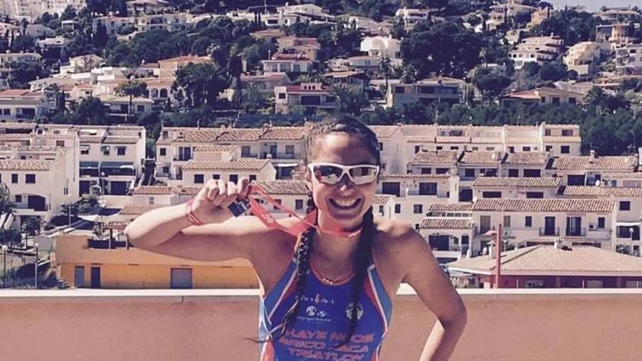 Mar&iacute;a, feliz, tras colgarse la medalla de Finisher.
