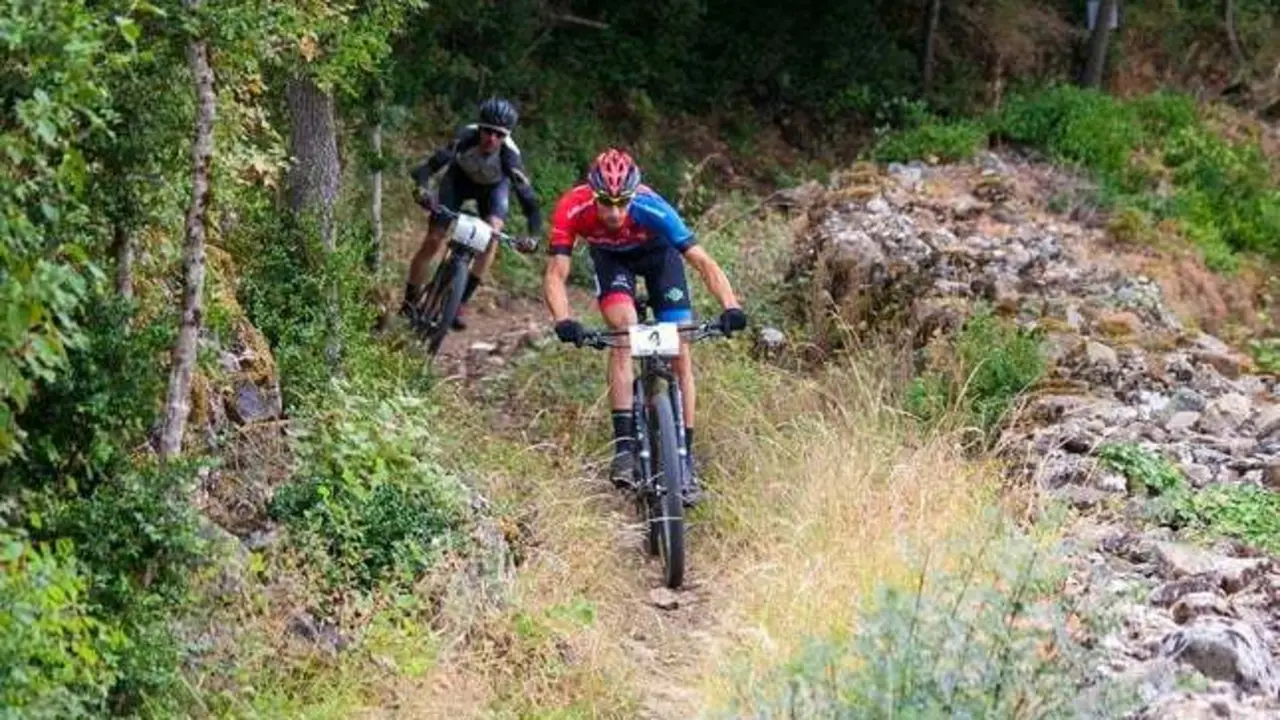 Dos 'bikers' en un tramo de la pasada edici&oacute;n de la Quebrantahuesos MTB. Foto: QH MTB 2016