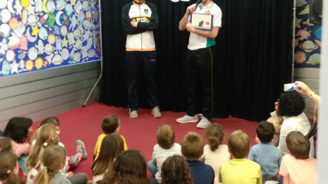 Jorge Lafuente y Mikel Motos con los ni&ntilde;os en la Biblioteca. 