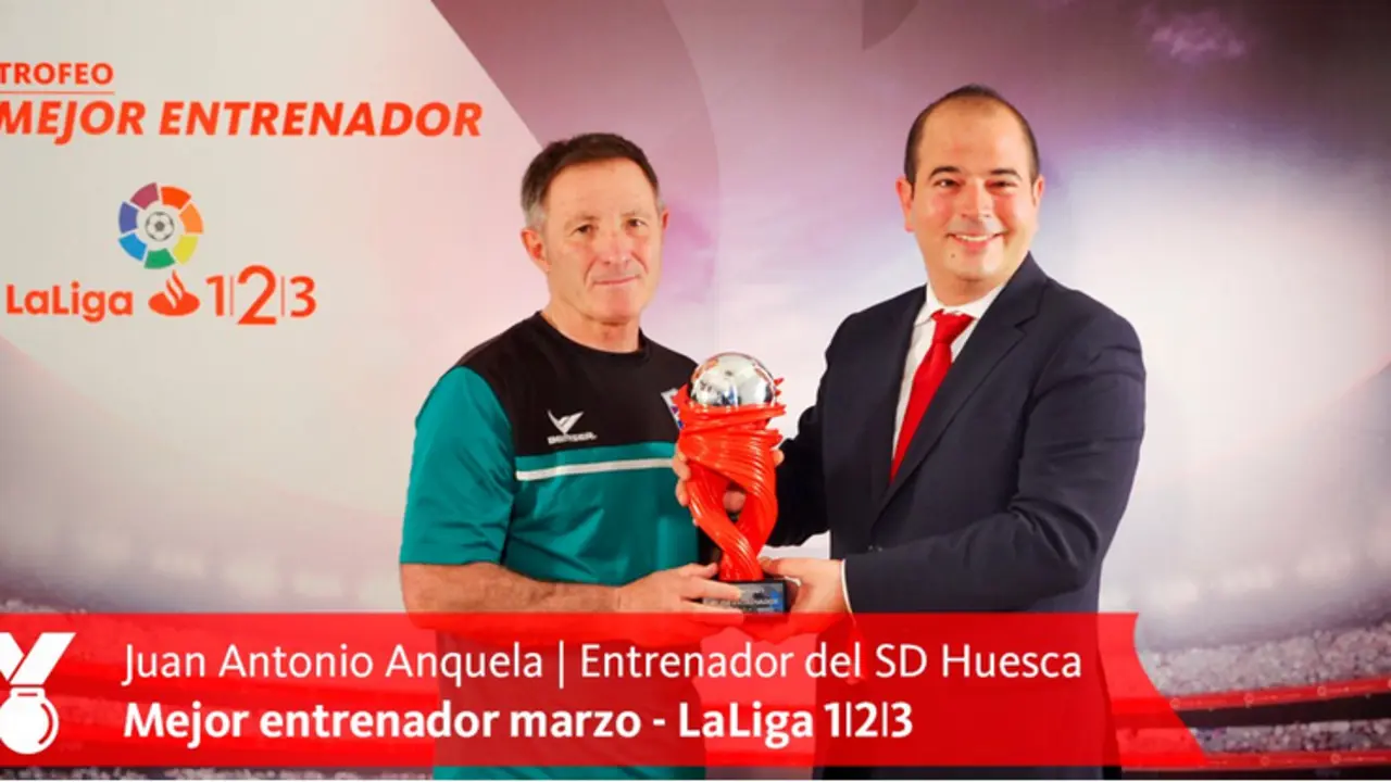 El preparador azulgrana posa con el trofeo logrado | Foto: Santander Espa&ntilde;a