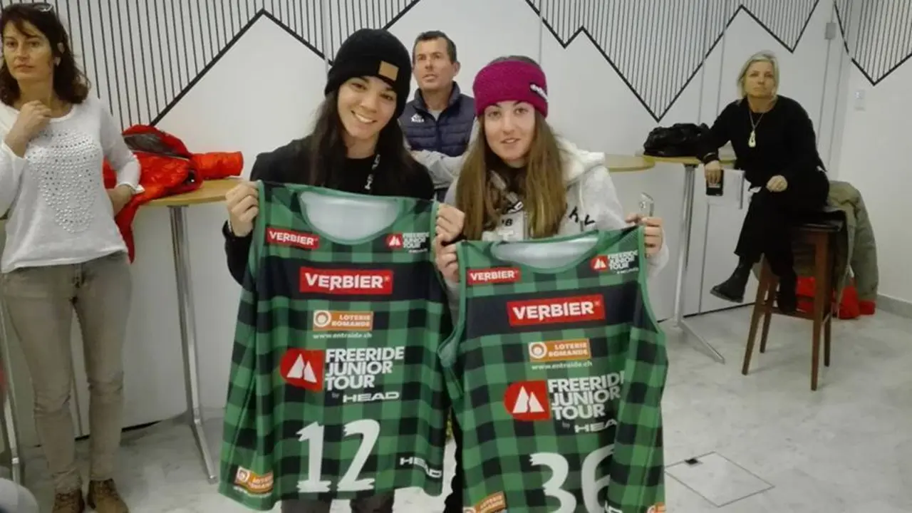 Ruth Frutos, a la derecha de la imagen, con el dorsal con el que compiti&oacute; en Verbier. Foto. FB Joanjo Frutos