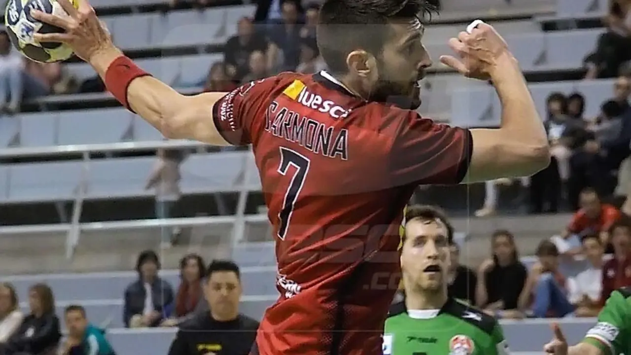 Carmona busca finalizar una jugada en un partido contra Puerto Sagunto | Foto: C.Pascual