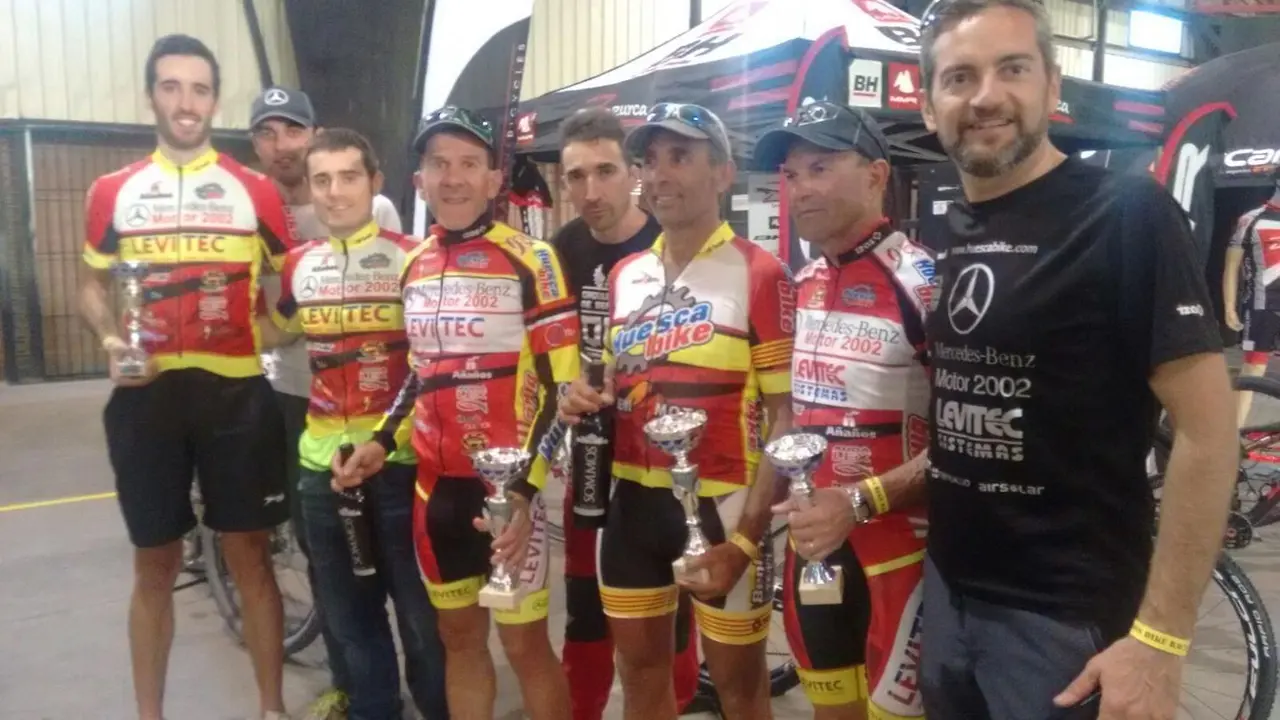 Integrantes del equipo oscense con sus trofeos en la 'Trotamon de Fraga'. 