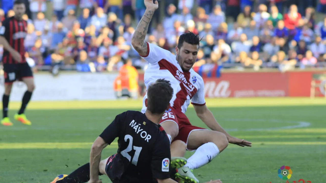 Kilian lucha un bal&oacute;n junto al delantero del Reus, Mayor | Foto: LaLiga