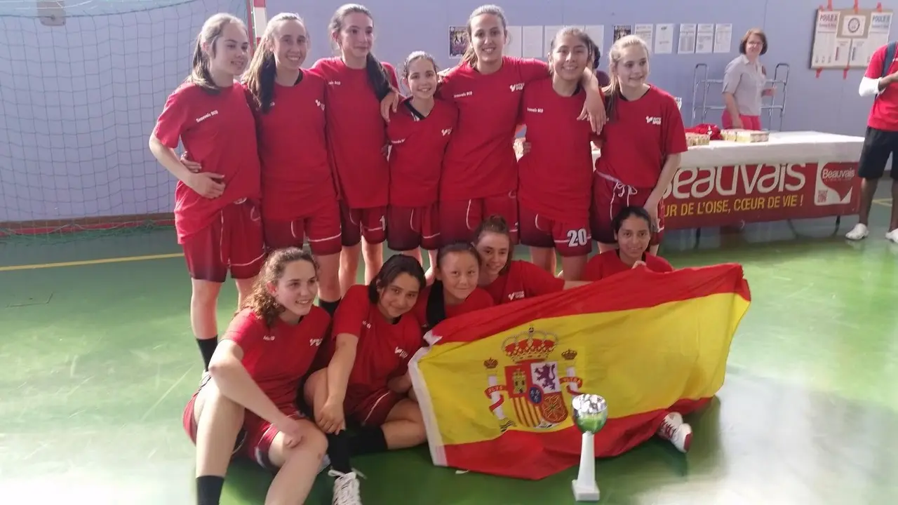 Las juggadoras ribagorzanas celebraron la plata conseguida en Par&iacute;s. Foto: Basquet Alta Ribagorza