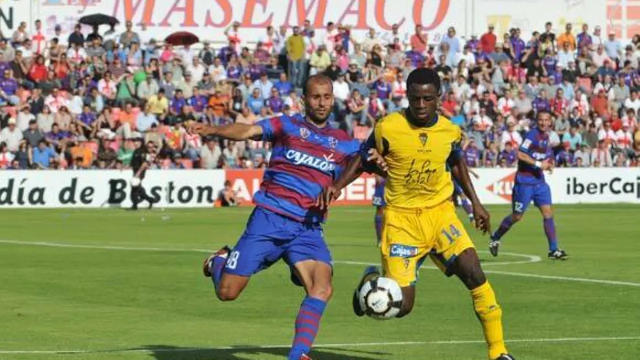 Mikel Rico lucha por un bal&oacute;n ante un jugador del C&aacute;diz | Foto: Portal Cadista