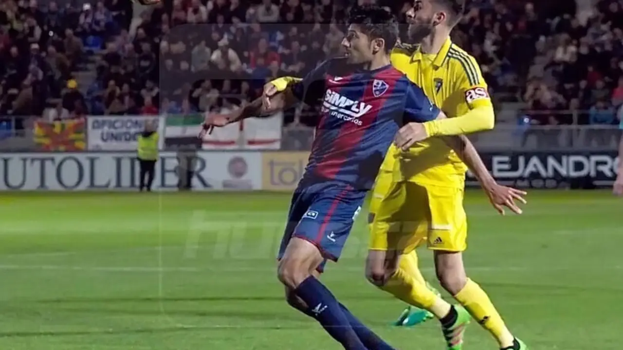 Juan Aguilera intenta controlar el bal&oacute;n delante de un futbolista del C&aacute;diz | Foto: C.Pascual