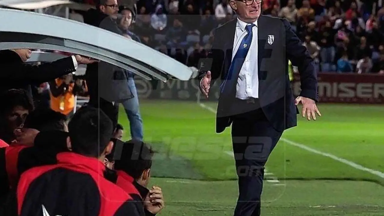 Anquela junto al banquillo esta temporada en El Alcoraz | Foto: C.Pascual