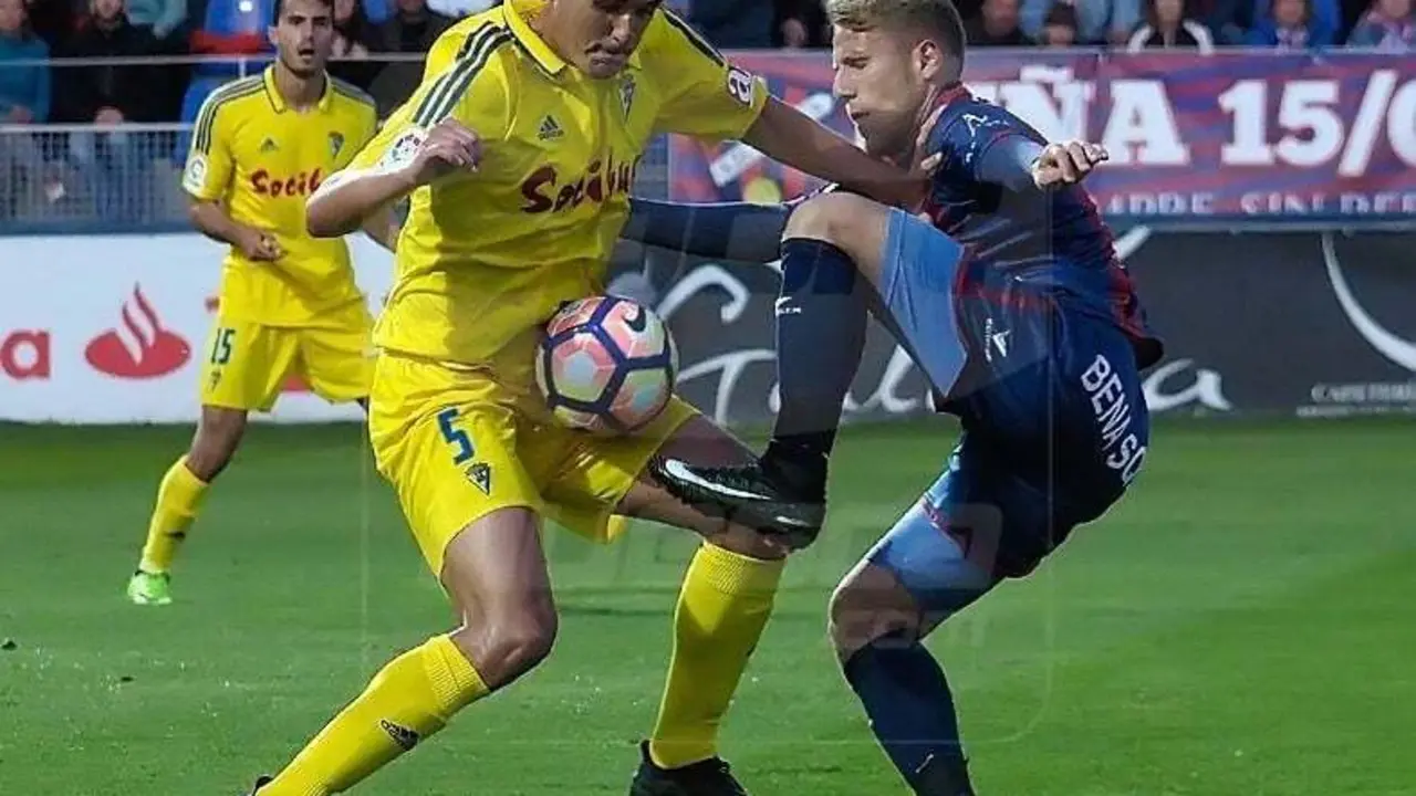 Samu el jugador mas activo del partido y autor del gol de la SD Huesca / Foto: C.Pascual