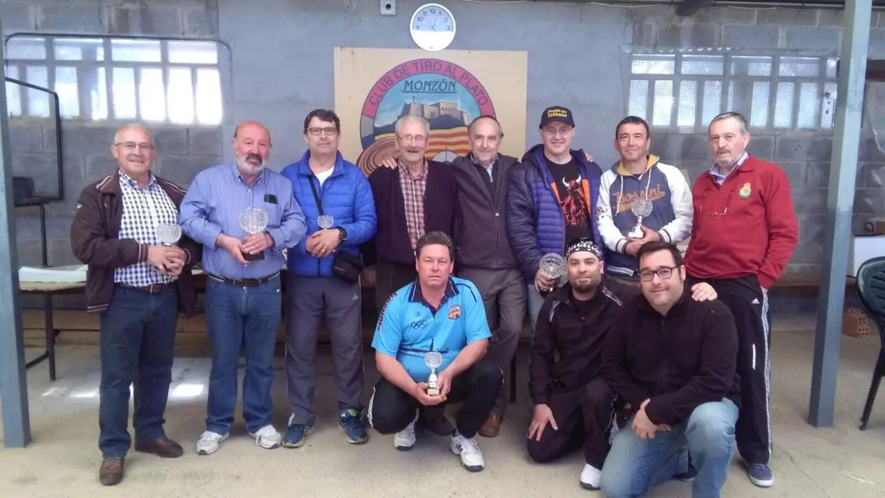 Foto familia de los premiados al finalizar la competici&oacute;n.