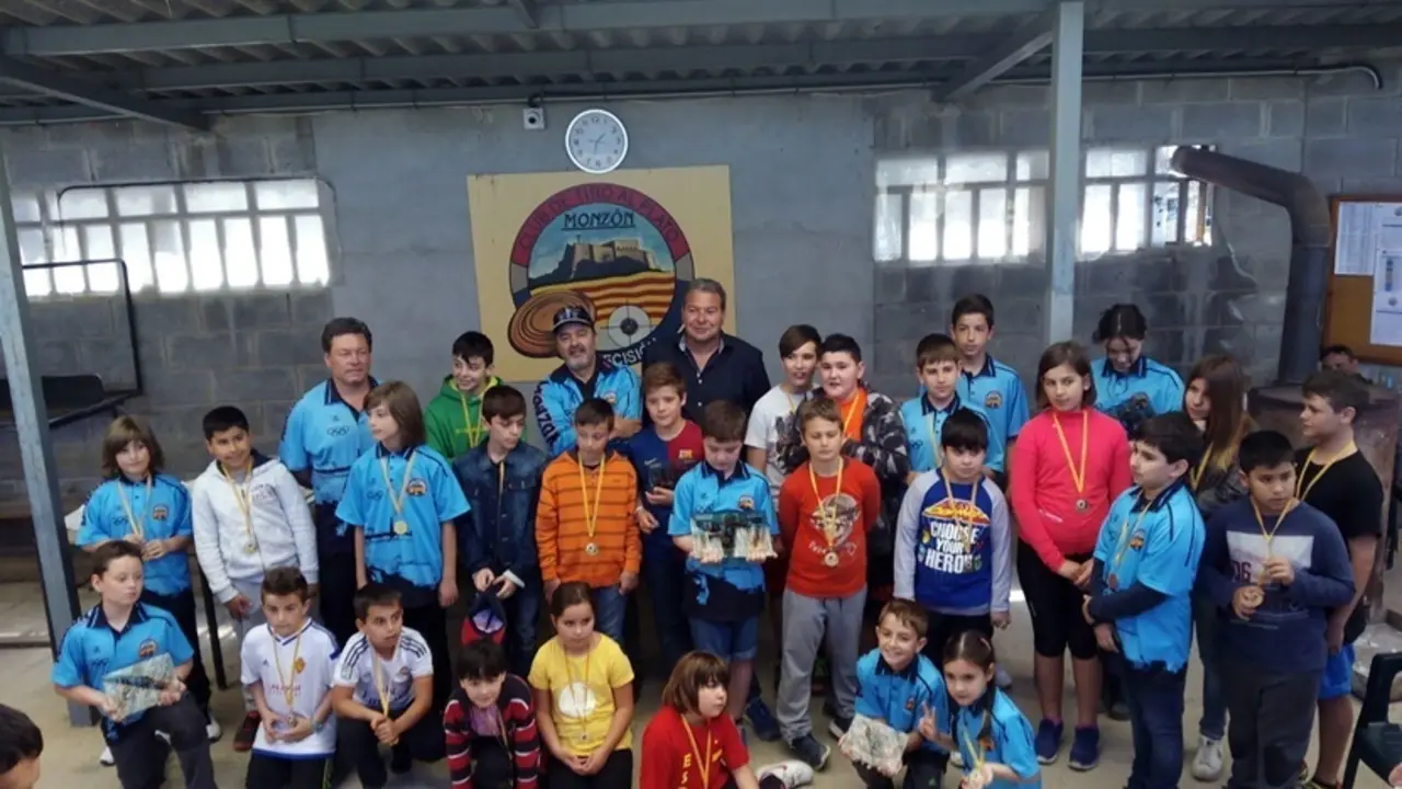 Foto de familia de los j&oacute;venes tiradores/as. 
