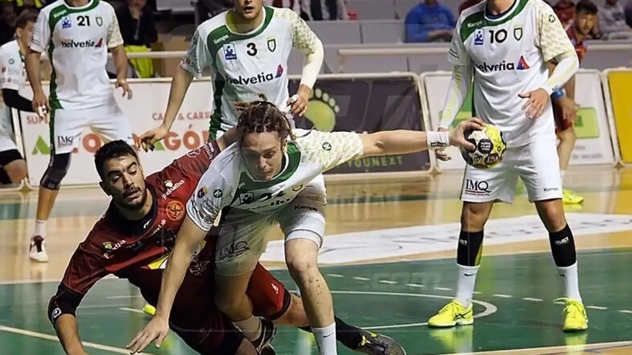 Esta vez no hubo victoria del Bada en Pamplona. En la imagen, el partido de la pasada temporada en Huesca. Foto: C. Pascual