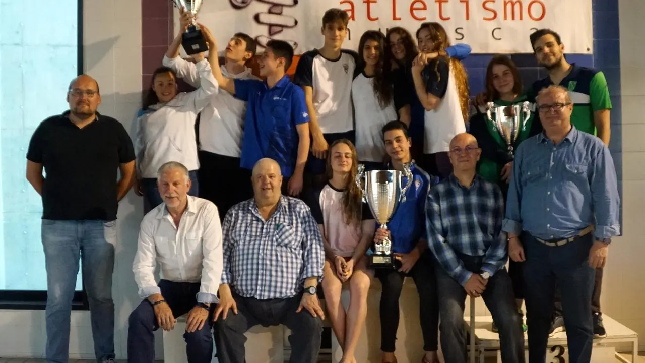 Representantes de los clubes finalistas y dde los organizadores del 'Ciudad de Huesca' de nataci&oacute;n. Foto: CAH