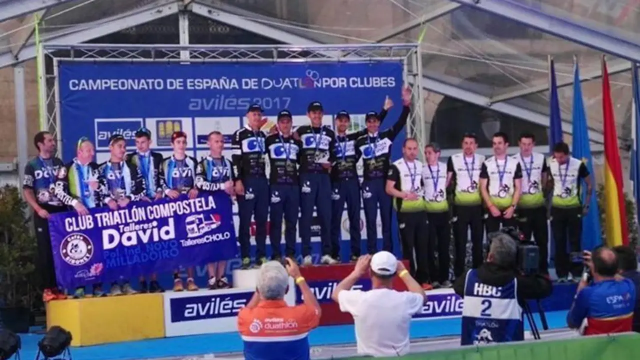 El equipo Zona Sport - Club Ciclista Monz&oacute;n en lo alto de podio | Foto: Zona Sport - Club Ciclista Monz&oacute;n