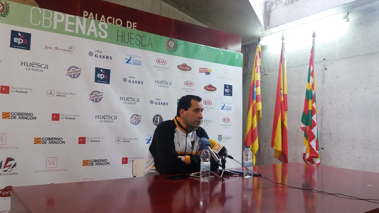 Guillermo Arenas, en una rueda de prensa en el Palacio. Foto: Sporthuesca