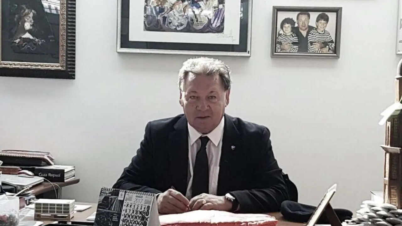 Agust&iacute;n Lasaosa, expresidente azulgrana, en su despacho | Foto: Antonio Escar