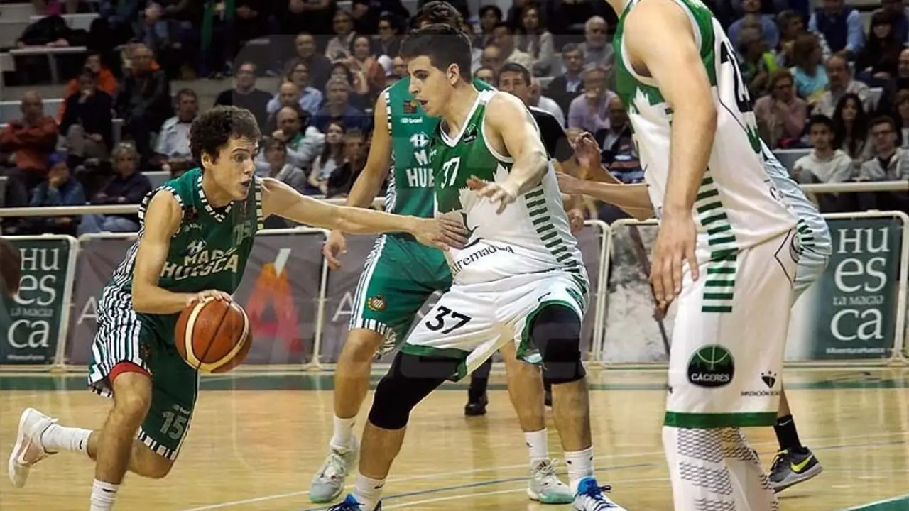 Pablo P&eacute;rez con el bal&oacute;n en un partido frente a C&aacute;ceres el pasado mes de abril | Foto: C.Pascual