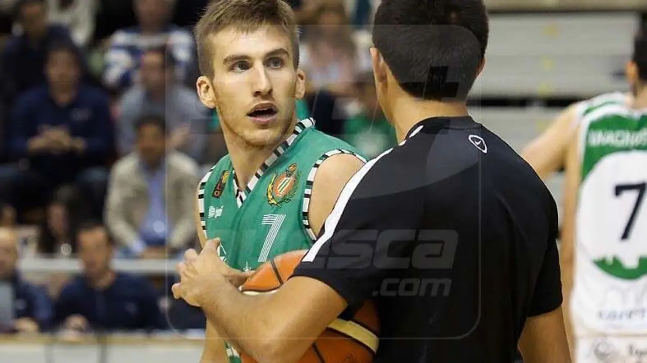 Ser&aacute; extra&ntilde;o ver a Jorge Lafuente con otra camiseta que no sea la pe&ntilde;ista | Foto: Carlos Pascual