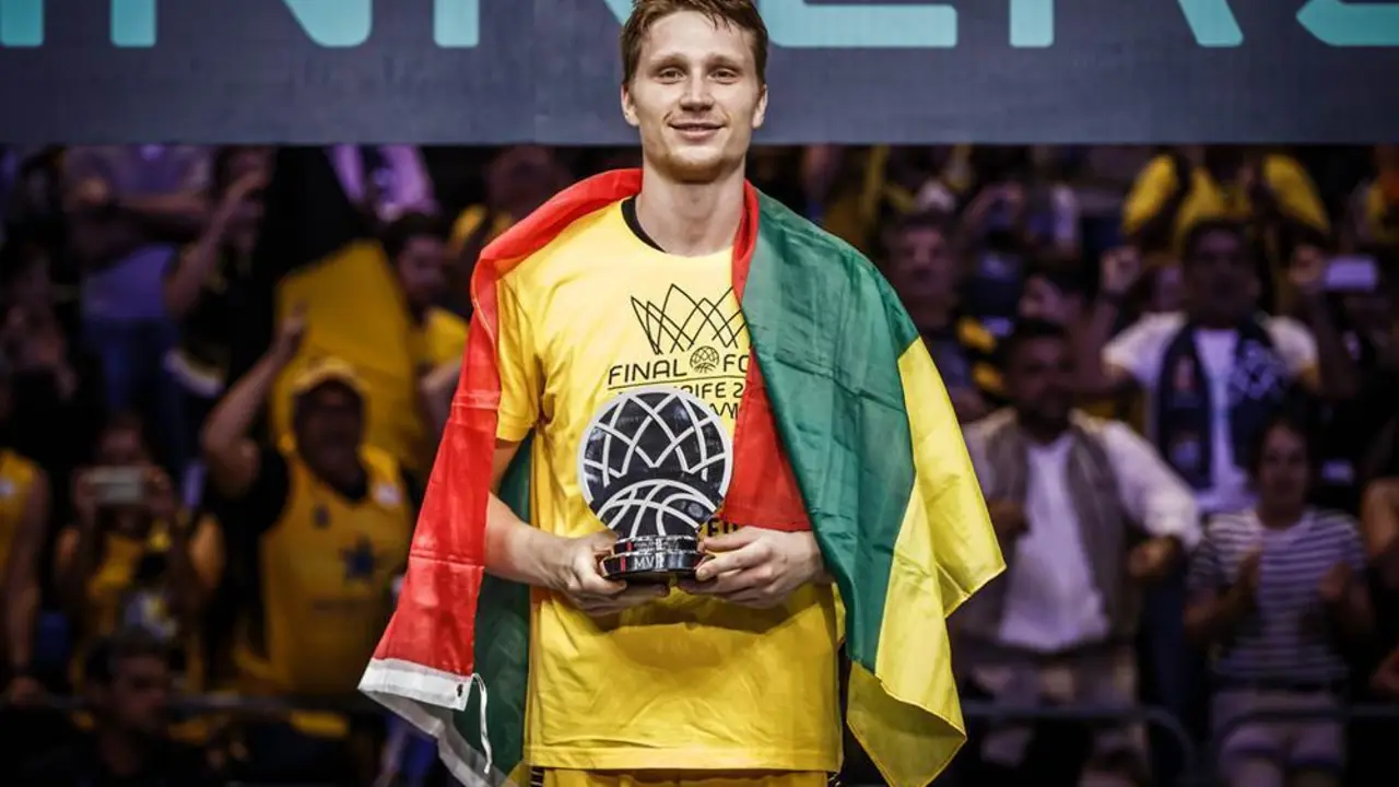 Marius Grigonis, con su trofeo de MVP tras la Final Four de Tenerife | Foto: FIBA Europe