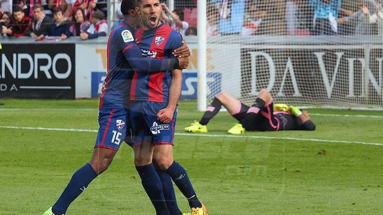 Festejo tras el primer gol del Huesca. Foto: C.Pascual