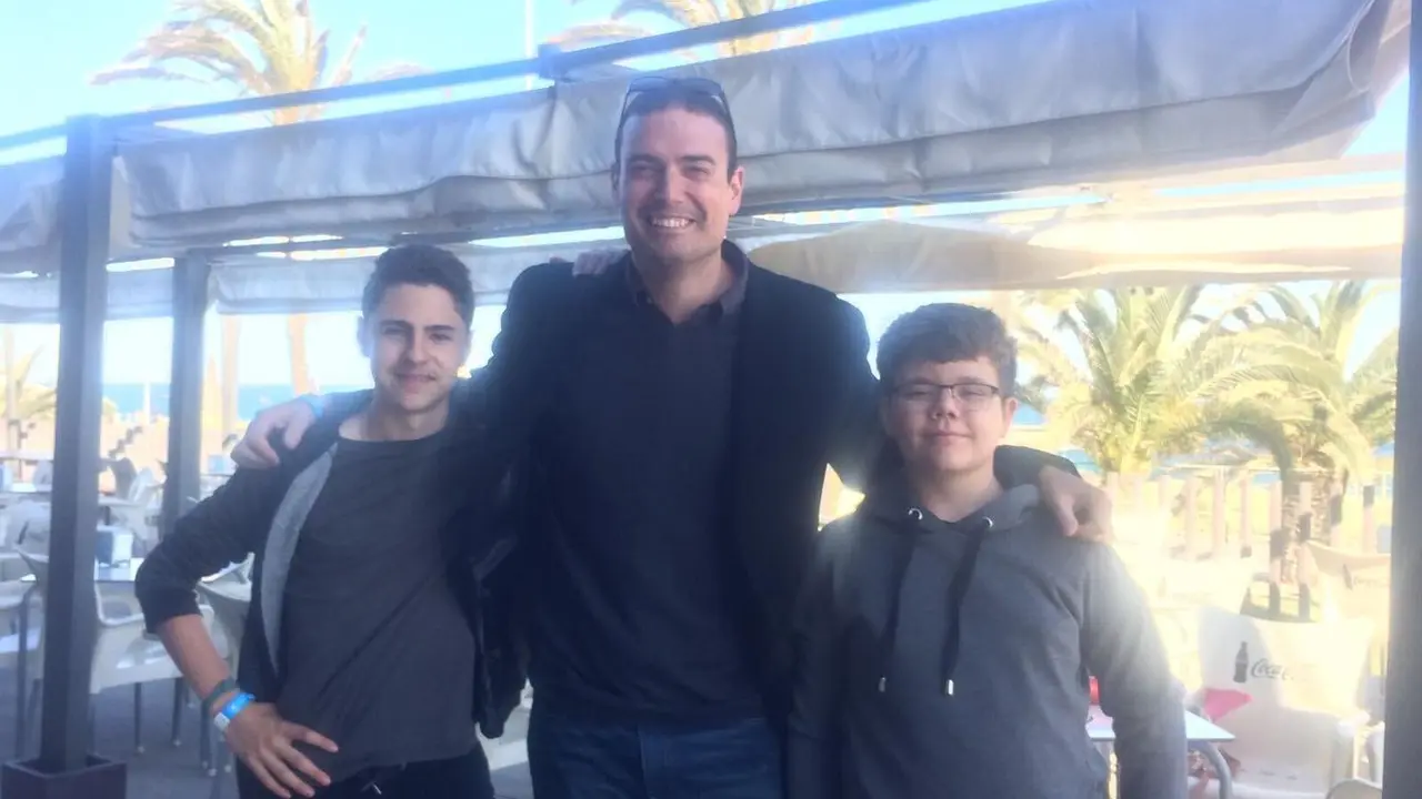 Badules y Asensio, junto a su entrenador, en Barcelona. 
