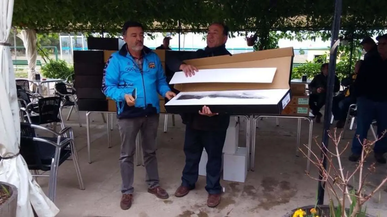 Fernando Baigorri recibe el premio tras ganar el Trofeo P&oacute;lvora y Jam&oacute;n. Foto: C.T. Monz&oacute;n