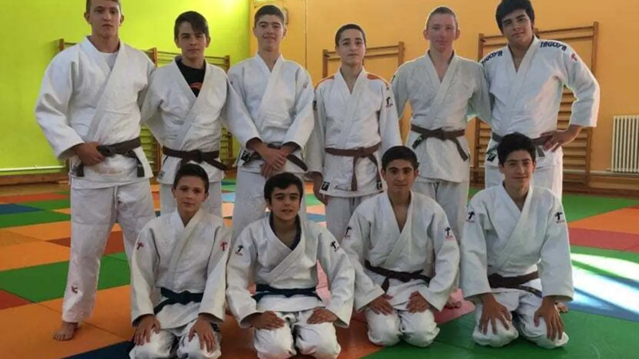 Integrantes del CJ Bin&eacute;far en la previa del Campeonato de Espa&ntilde;a de Judo en Edad Escolar.