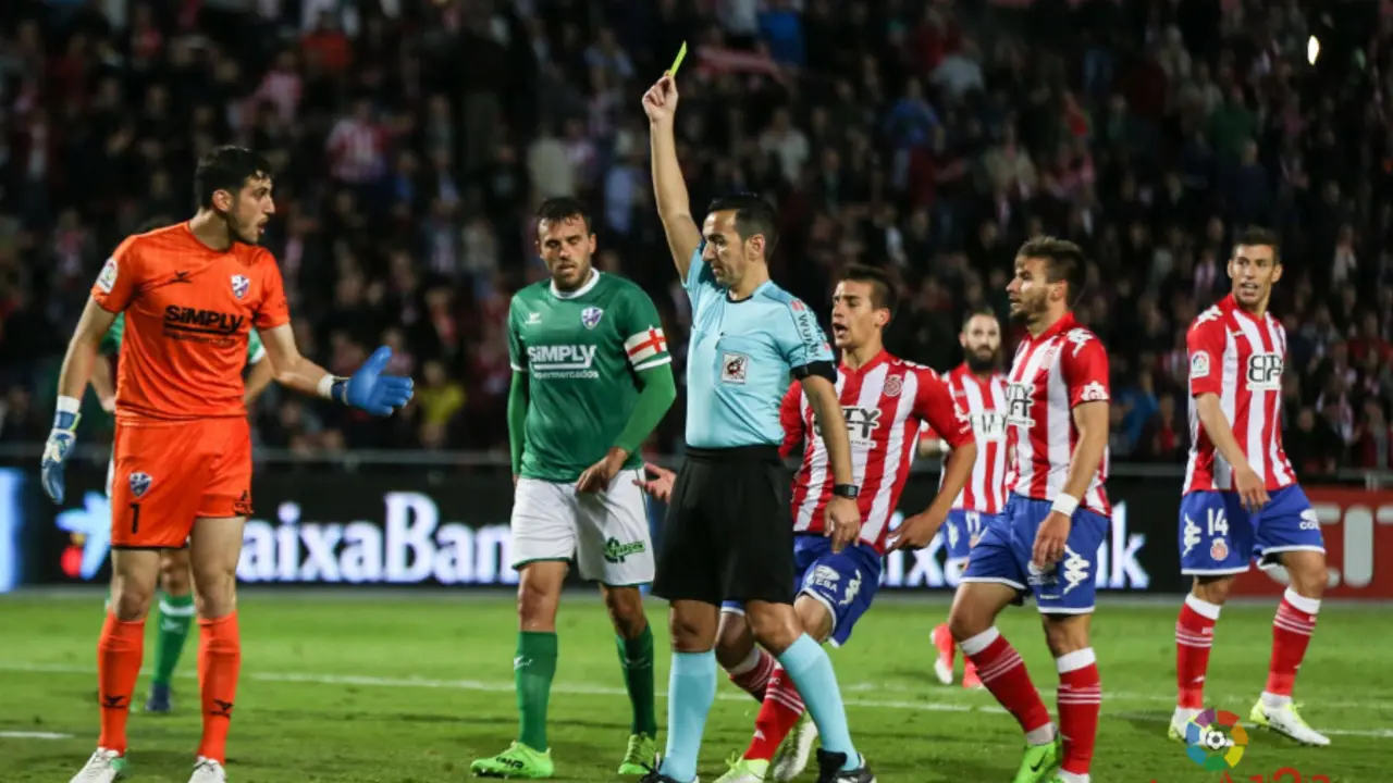 Momento en que Herrera es amonestado tras cometer el penalti que supuso el 2-0 | Foto: LaLiga