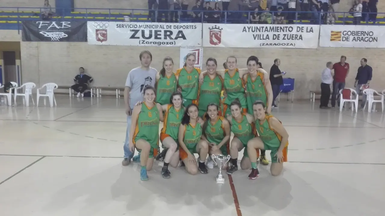 Las jugadores y el t&eacute;cnico del Proa posan con la copa que les acredita como campeonas de  la Primera aragonesa. Foto: CBF