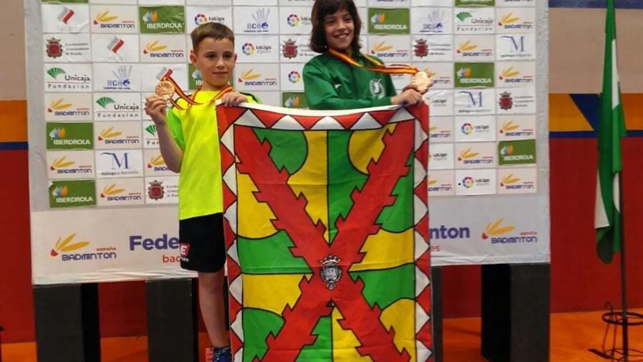 Alejandro G&aacute;llego e In&eacute;s Ac&iacute;n con sus medallas. 