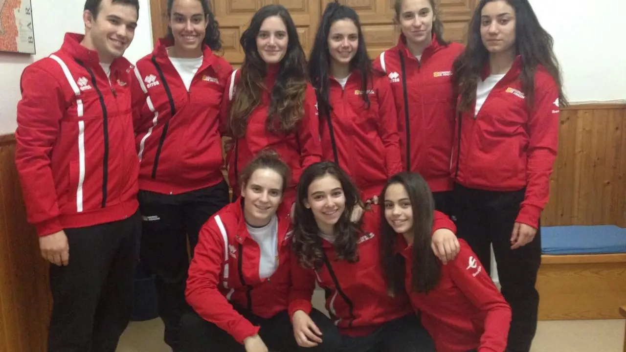 Las chicas de la Escuela Ib&oacute;n justo antes de la competici&oacute;n. 