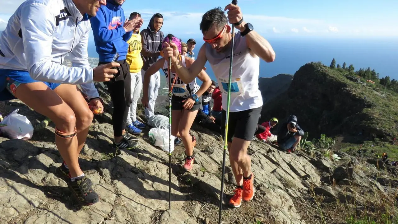 Luis Alberto Hernando, en un tramo del Kil&oacute;metro Vertical de la Transvulcania, animado por incondicionales de este tipo pruebas que se viven con gran pasi&oacute;n en La Palma. Foto: Ram&oacute;n Ferrer
