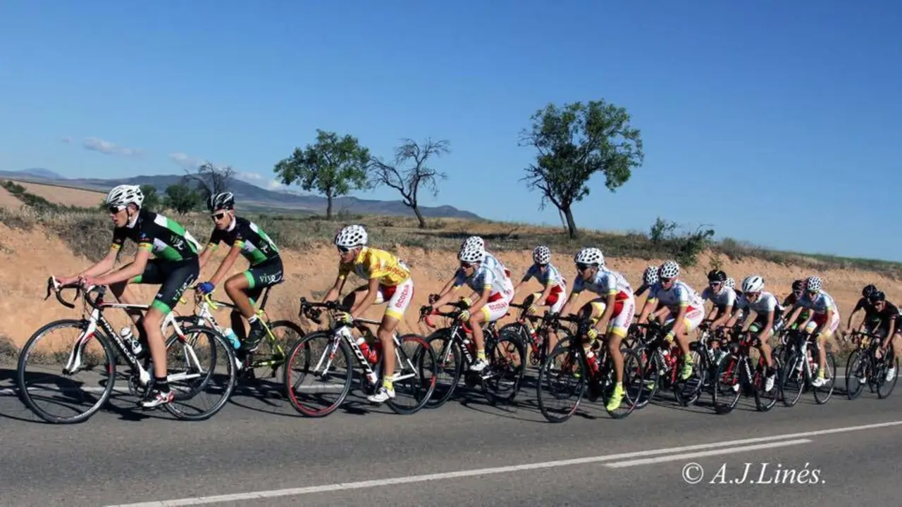 Ciclistas del Vive en una anterior prueba. Foto: A. J. Lin&eacute;s