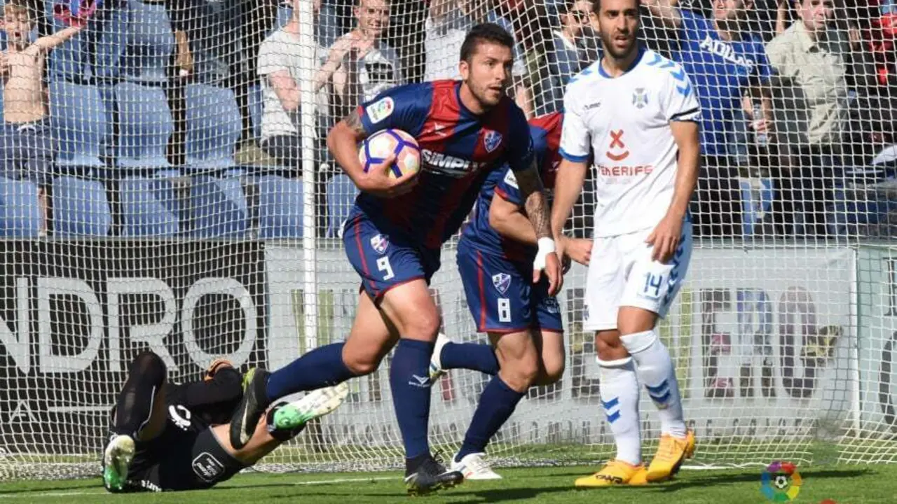 Borja L&aacute;zaro celebra uno de los tantos ante el Tenerife en El Alcoraz de la temporada 2016/17. | Foto: LaLiga