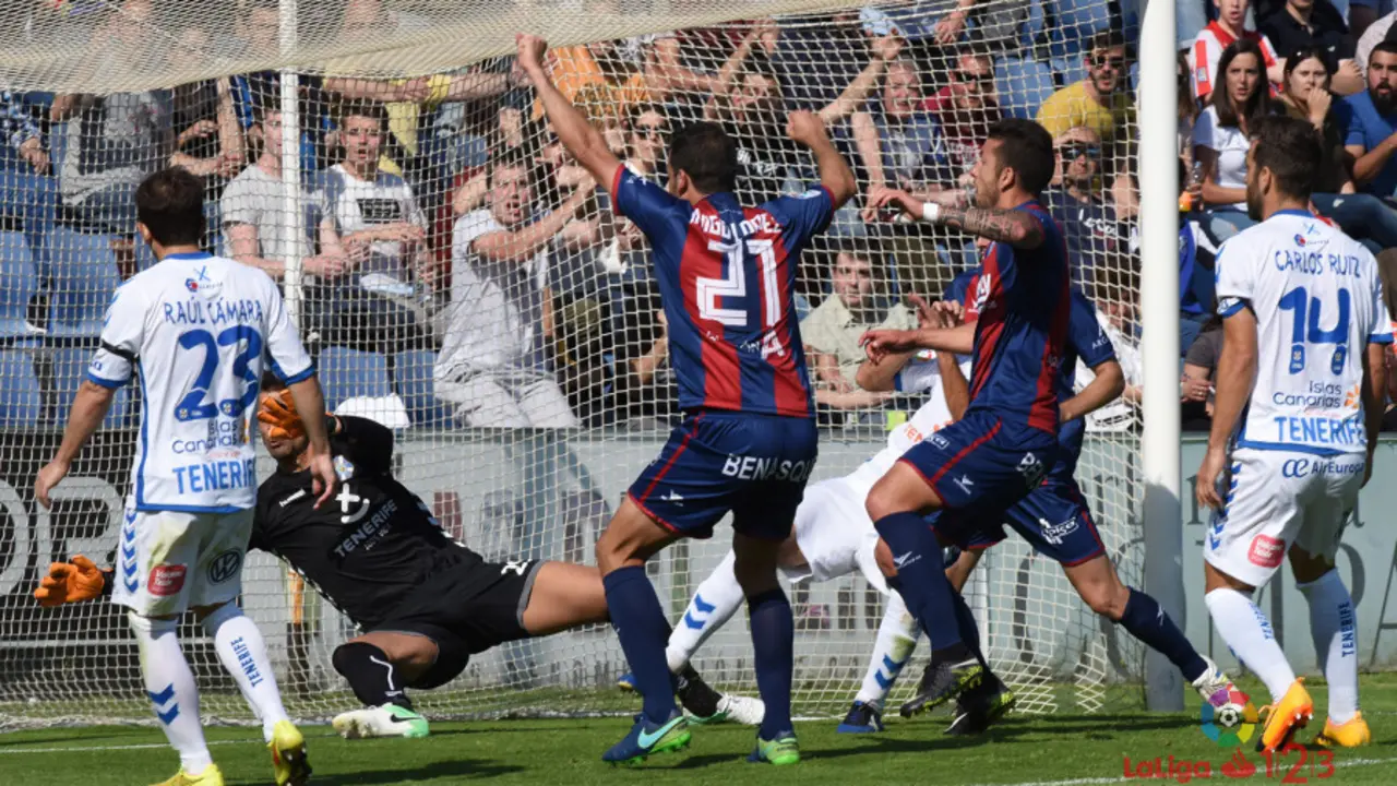 Borja L&aacute;zaro que acab&oacute; expulsado fue el verdadero revulsivo de la SD Huesca. | Foto: LaLiga