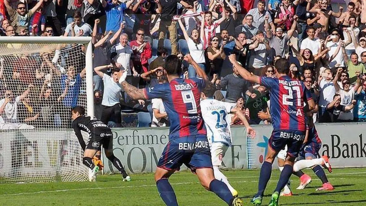 El Huesca celebra un gol ante el Tenerife en mayo de 2017 | Foto: C.Pascual