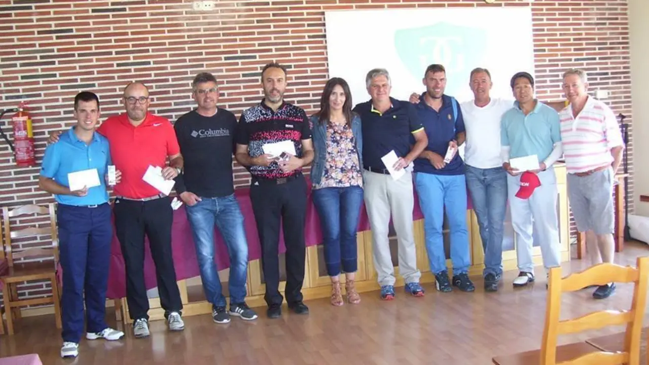 Imagen de los ganadores con sus premios | Foto: Golf Guara