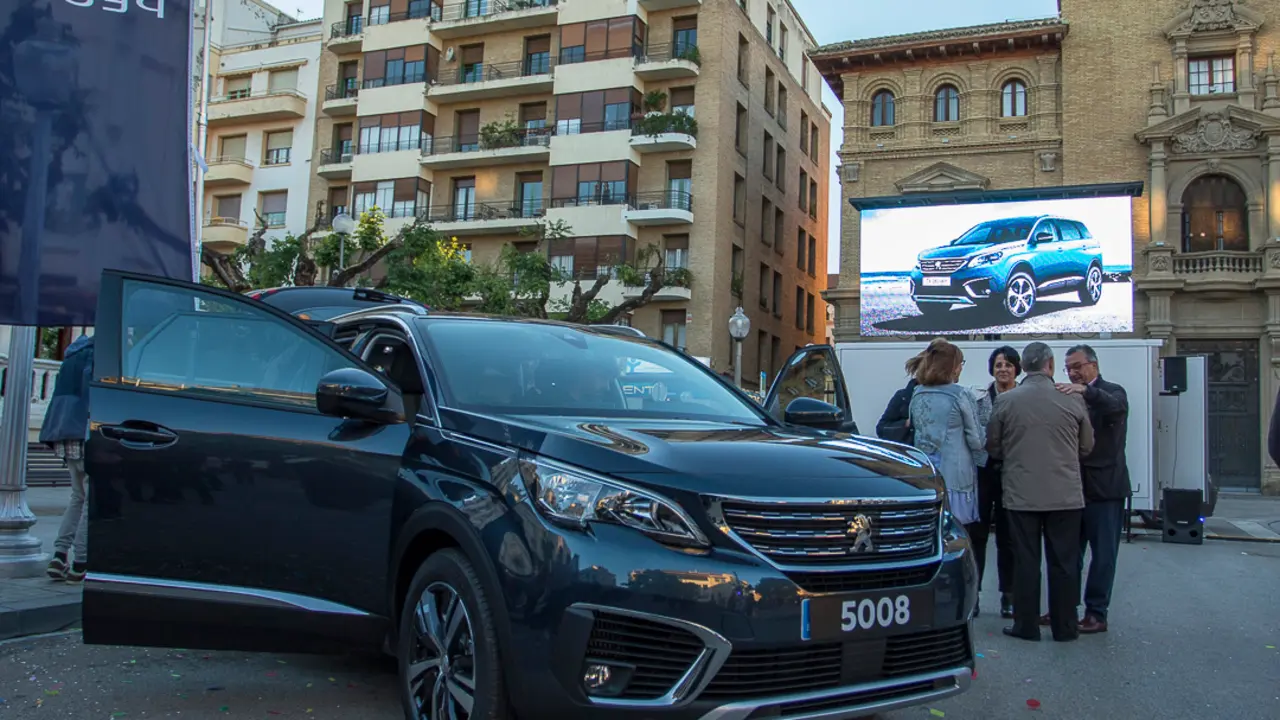 Primer plano del nuevo SUV de Peugeot, presentado de forma oficial en la oscense Plaza de Navarra. Foto: Grupo Tumasa