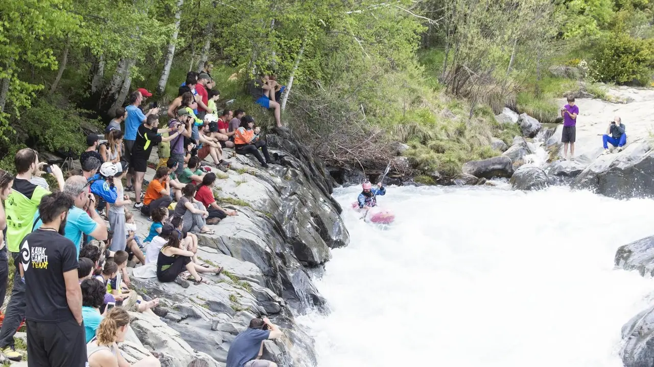 Eric Deguil en un descenso de la edici&oacute;n de 2016 de la River Guru Extreme Race con numeroso p&uacute;blico desde la orilla. Foto: Mino
