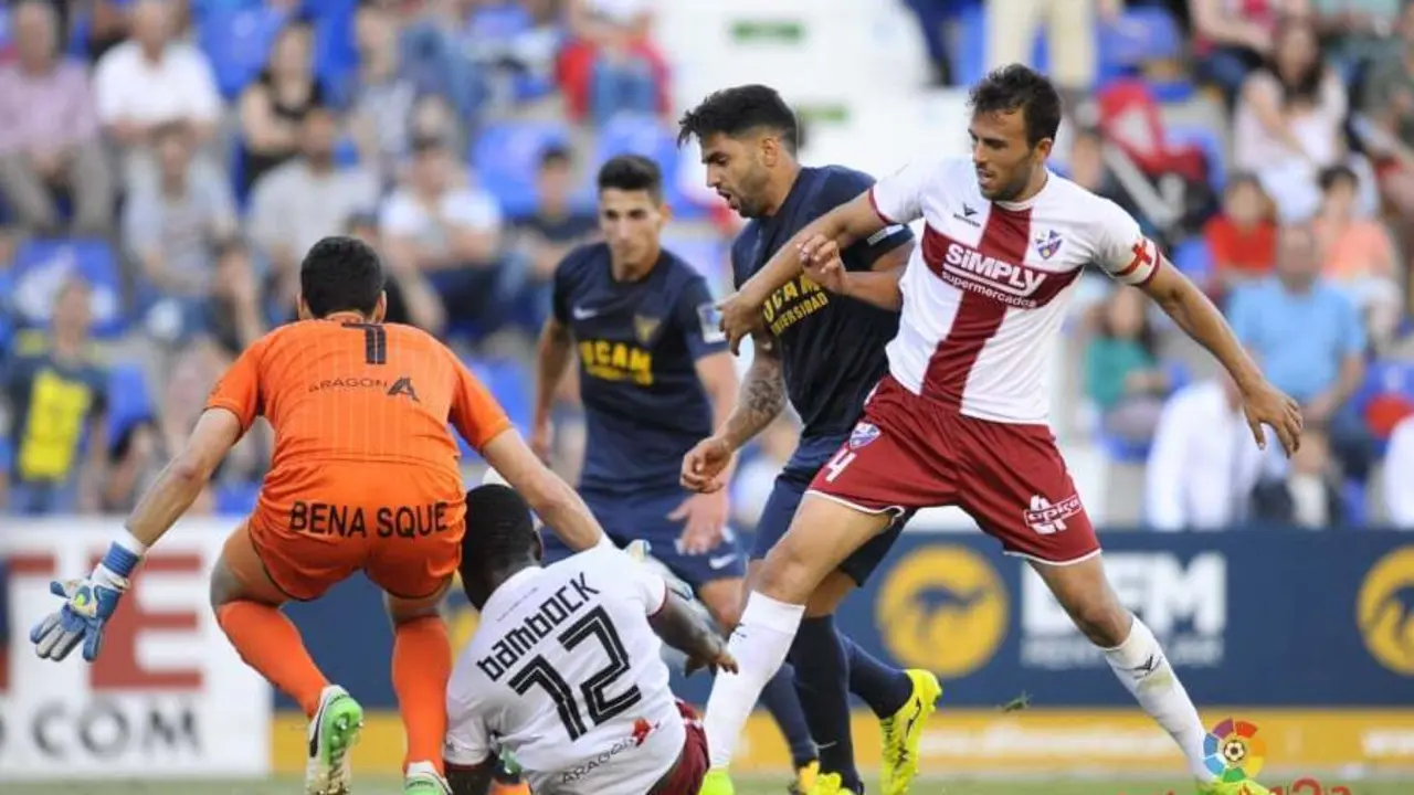 La defensa oscense volvi&oacute; a encajar dos goles en apenas 4 minutos ('18 y '22) | Foto: LaLiga