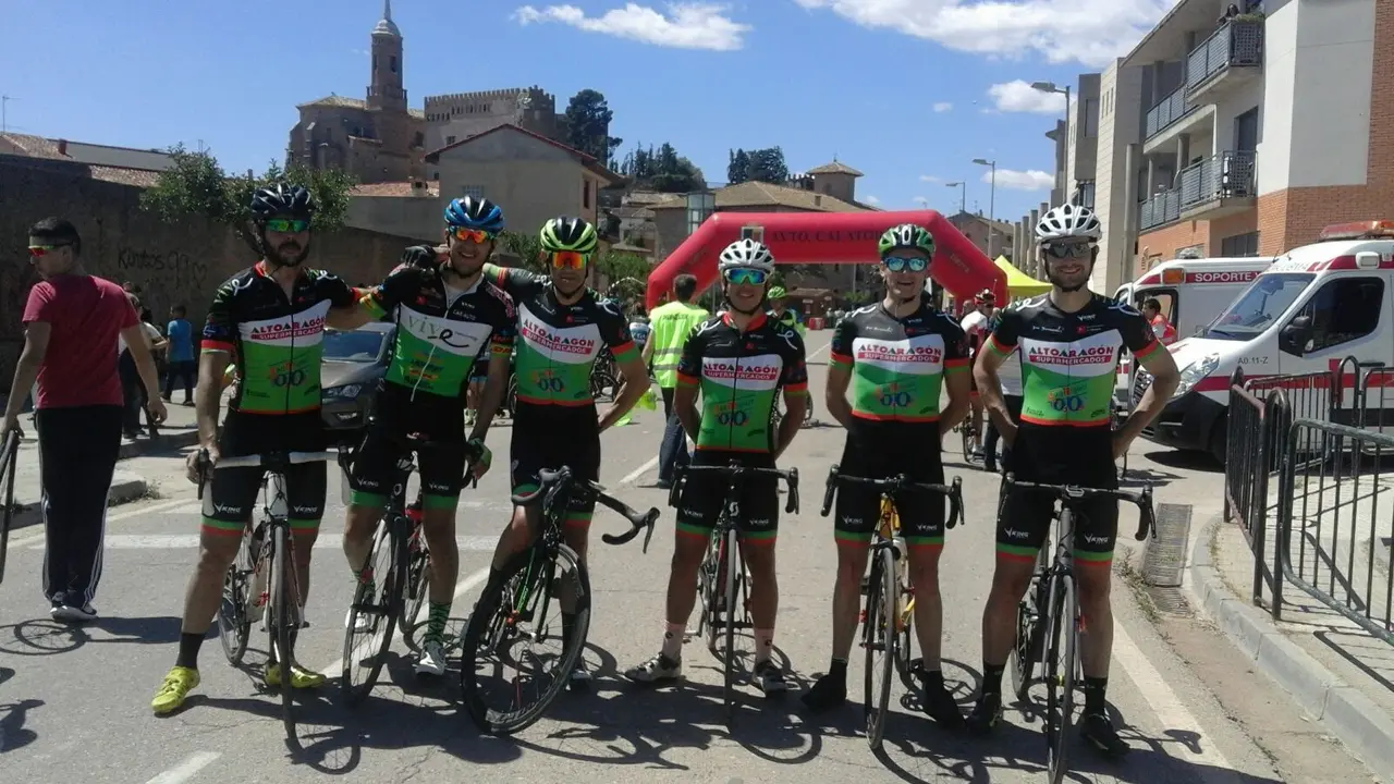 Ciclistas cadetes del CC Oscense en una anterior prueba. 