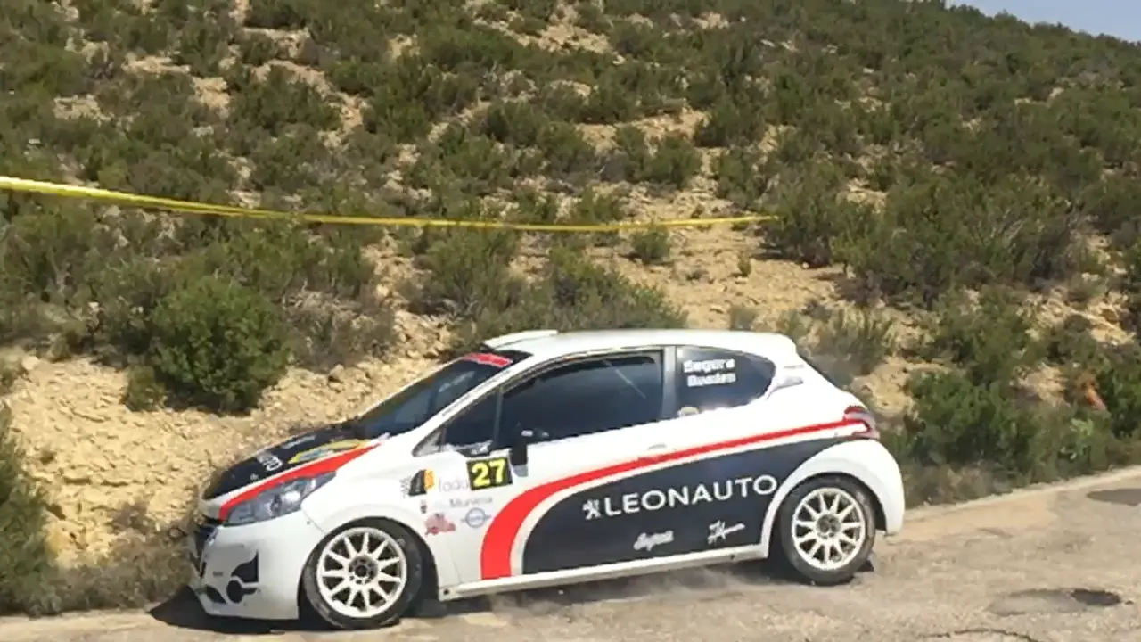 Segura y Buades a los mandos de su Peugeot 208 R2 | Foto: FADA